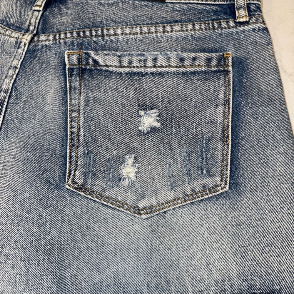 NWT- Blank NYC Women’s Distressed Denim Shorts Size 31 - Picture 13 of 13